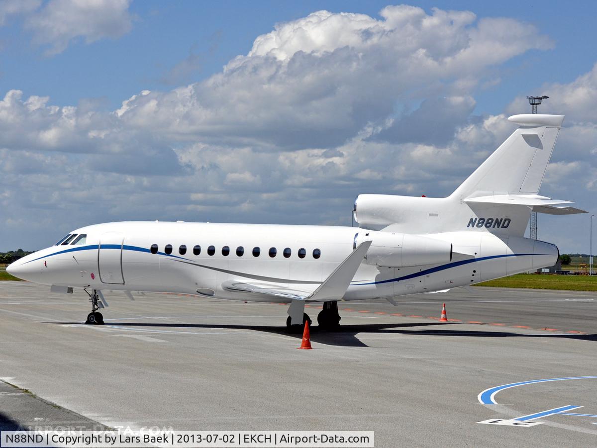 N88ND, 1997 Dassault Falcon 900EX C/N 19, Parked