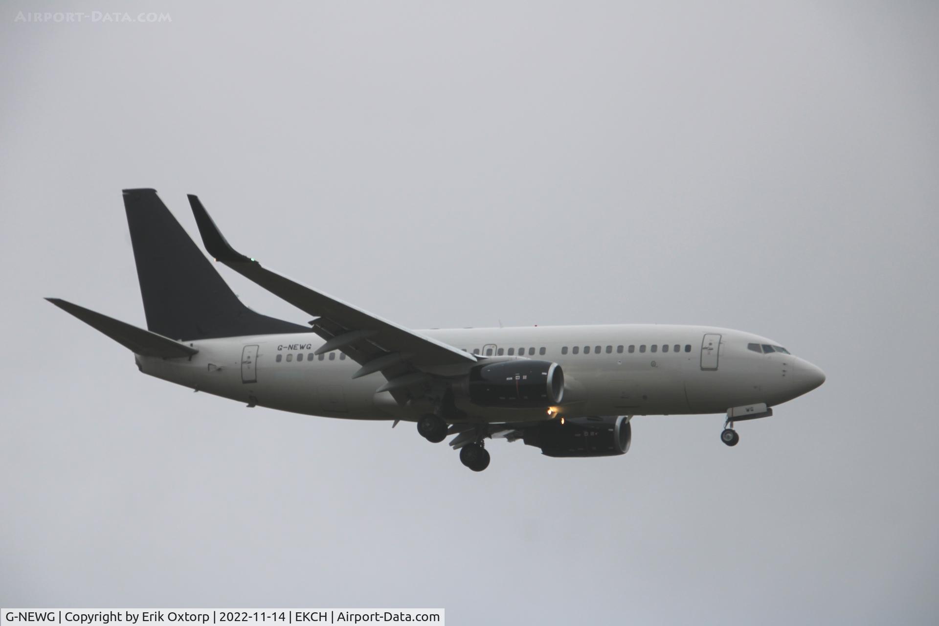 G-NEWG, 2002 Boeing 737-76N C/N 29885, G-NEWG landing rw 04L