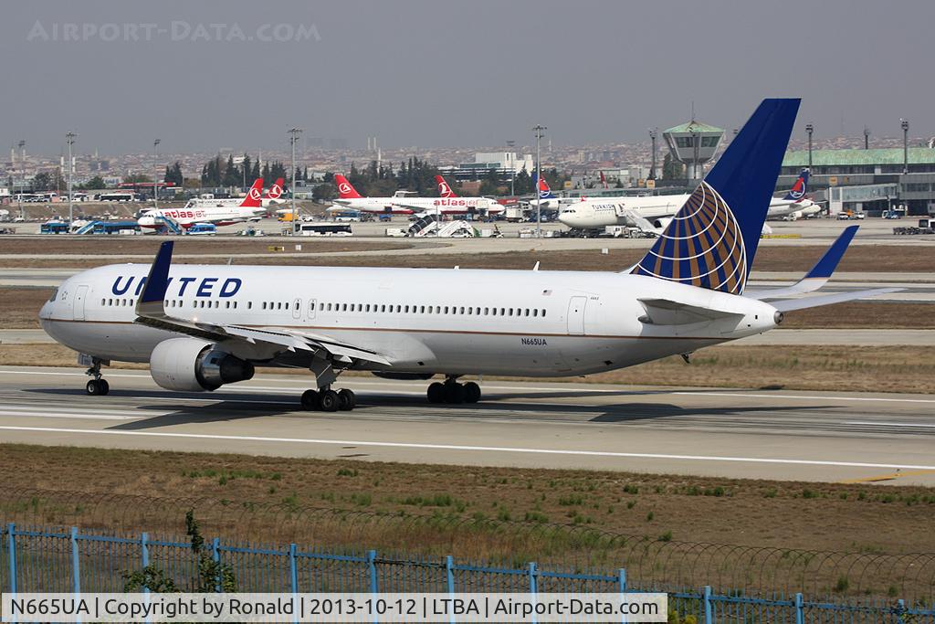 N665UA, 1998 Boeing 767-322 C/N 29237, at ist