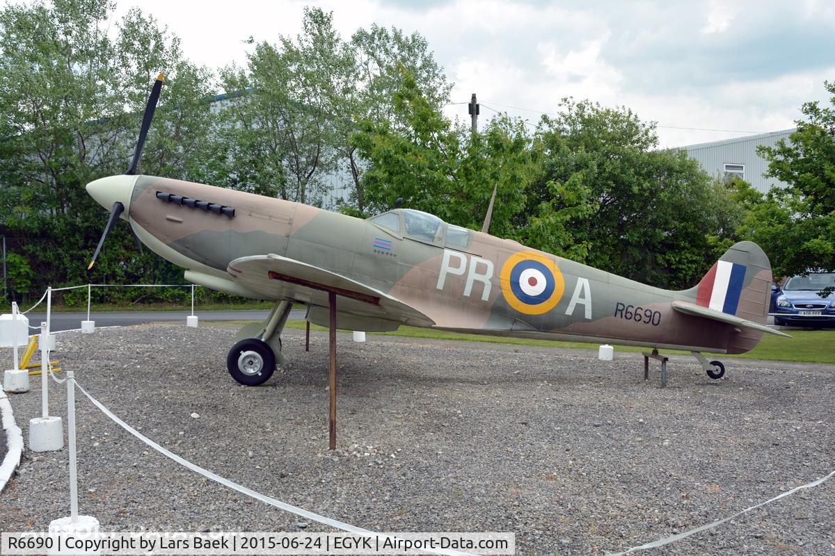 R6690, Supermarine Spitfire Replica C/N BAPC.254, Display