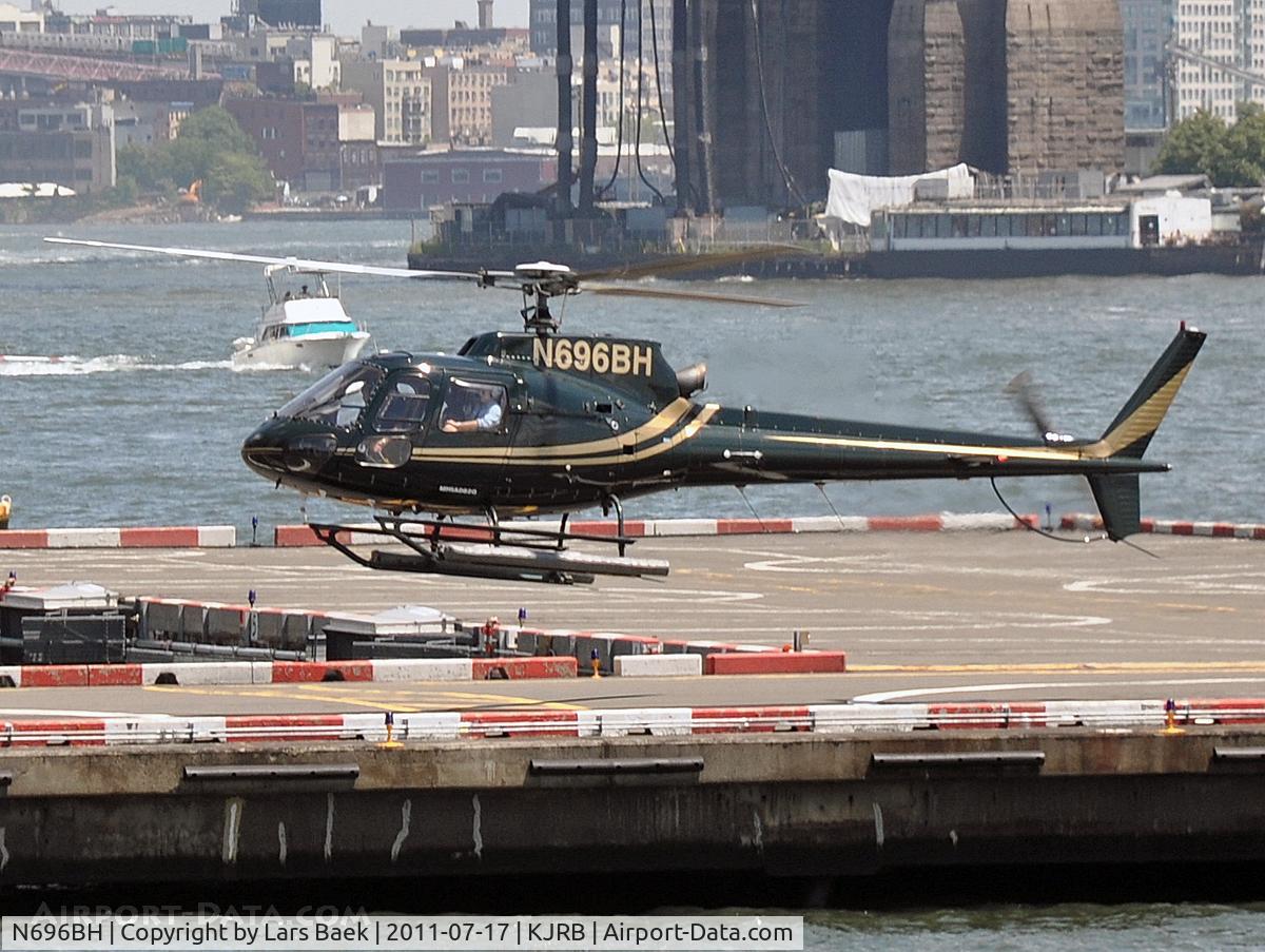 N696BH, 2004 Eurocopter AS-350B-2 Ecureuil C/N 3793, Landing on Manhattan Heliport