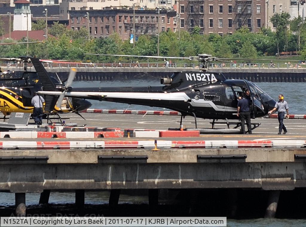 N152TA, 1989 Aerospatiale AS-350B-1 Ecureuil C/N 2241, Just landed on Manhattan Heliport