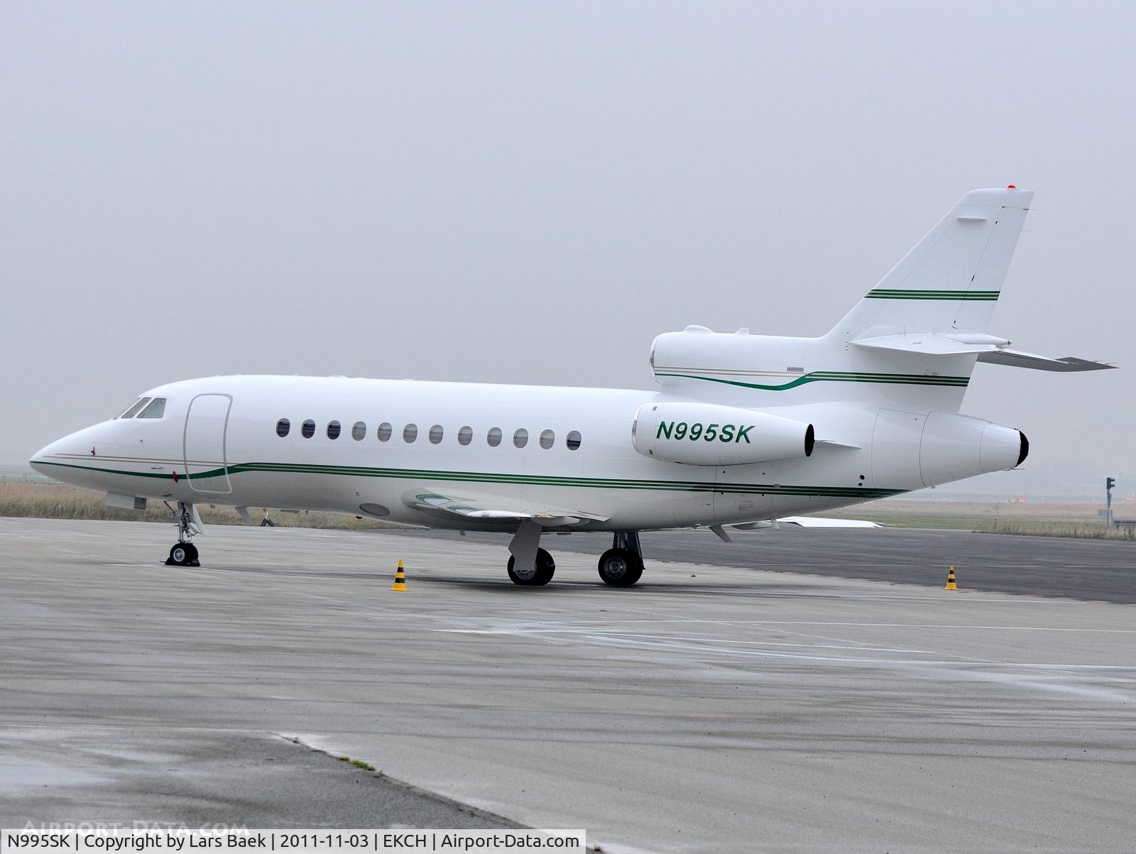 N995SK, 1997 Dassault Falcon 900 C/N 166, Parked