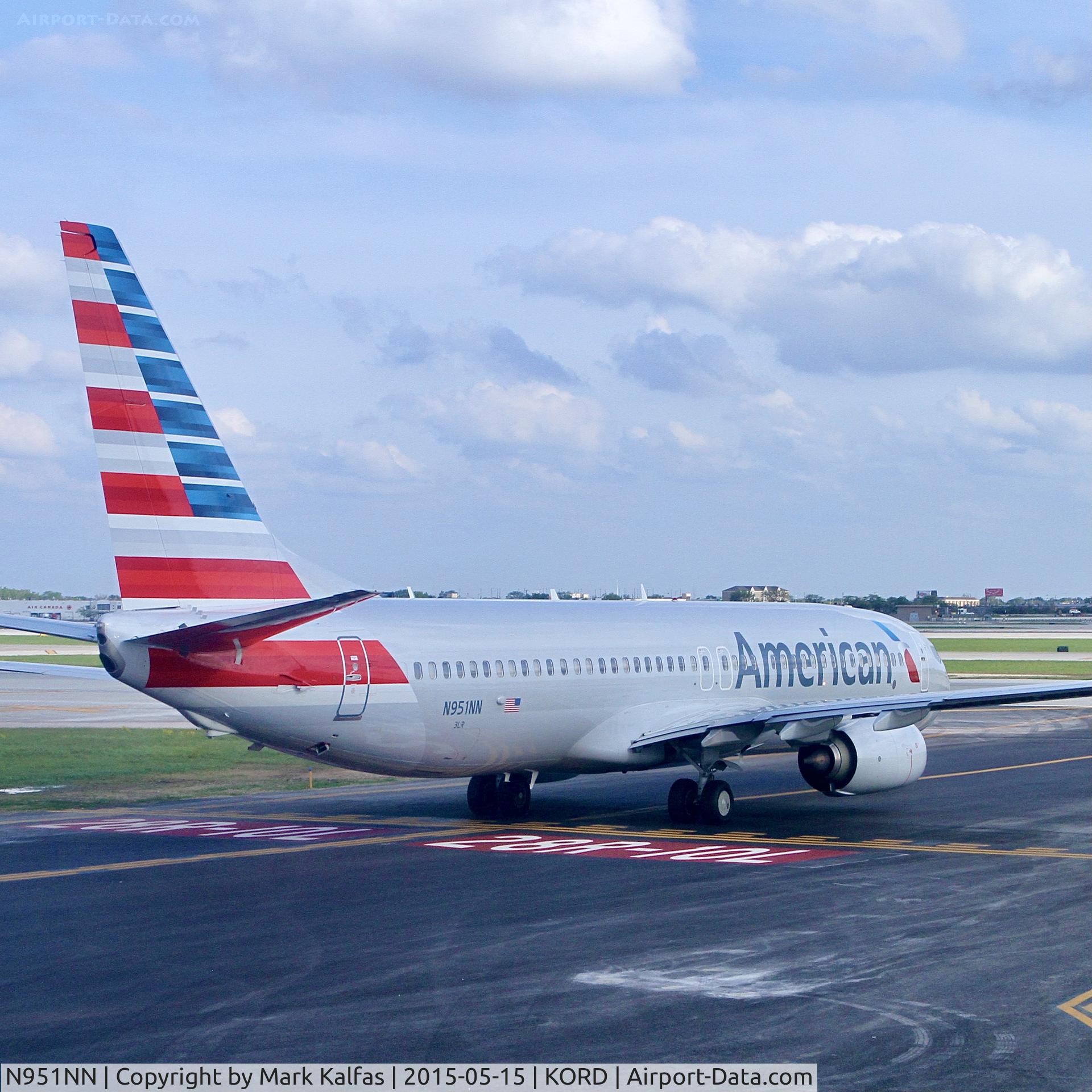 N951NN, 2014 Boeing 737-823 C/N 33327, American B738, N951NN holding short 28R KORD