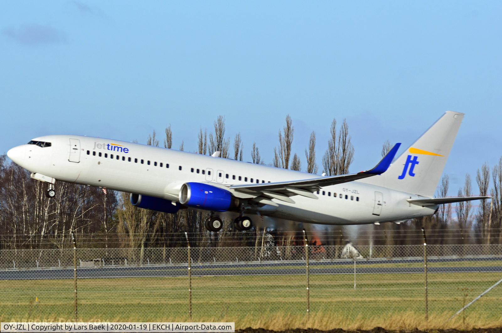 OY-JZL, 2003 Boeing 737-804 C/N 32904, RWY22R