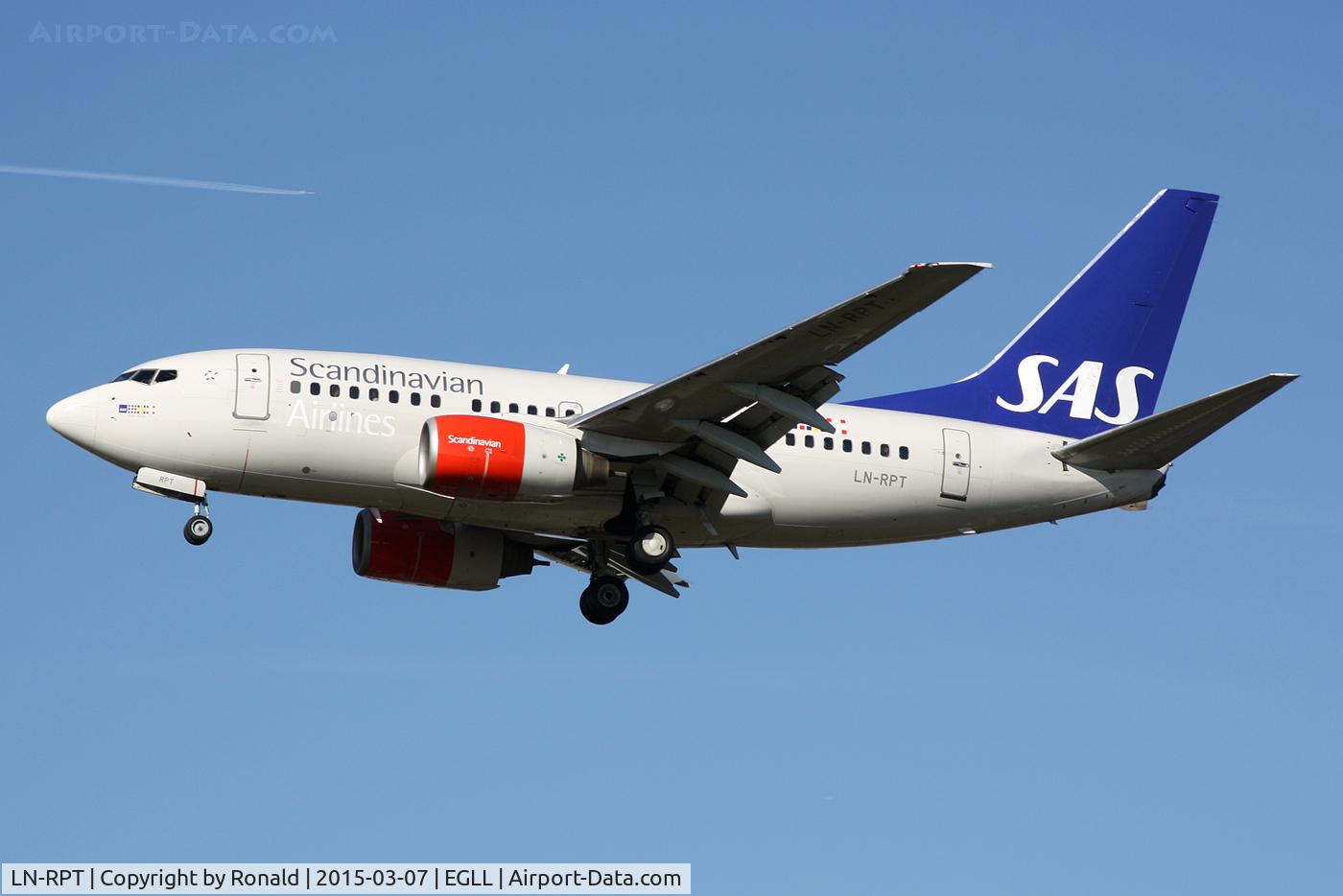 LN-RPT, 1998 Boeing 737-683 C/N 28299, at lhr