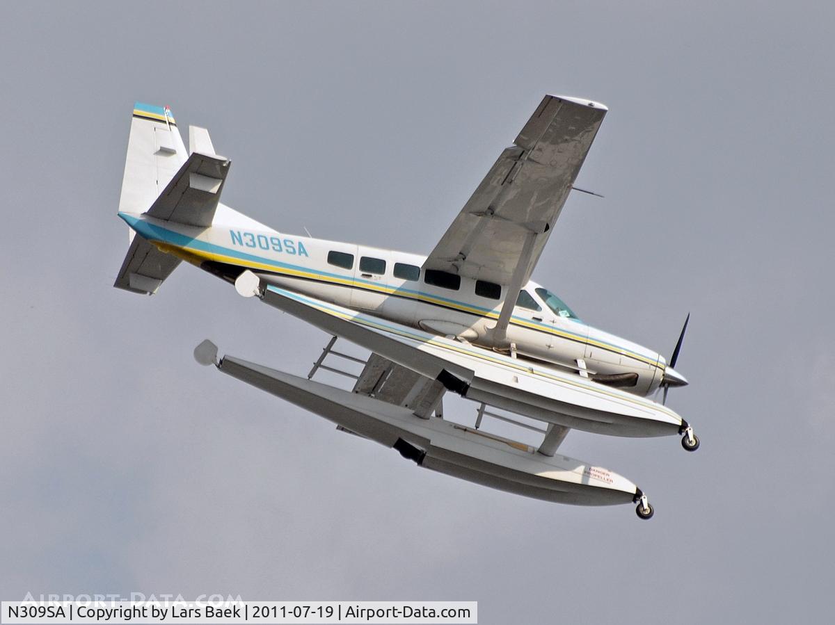 N309SA, 1999 Cessna 208 C/N 20800309, Over Manhattan New York