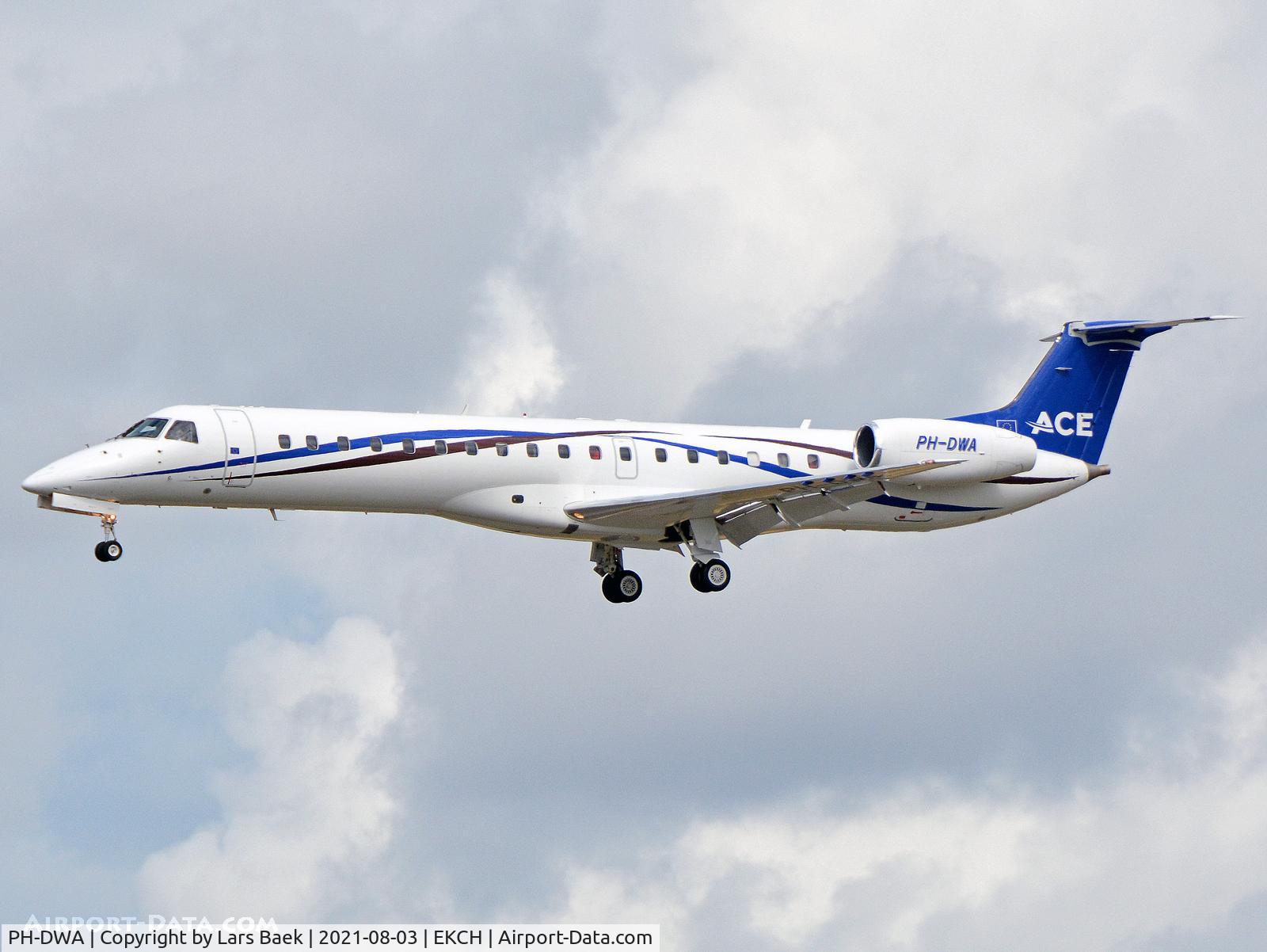 PH-DWA, 2007 Embraer ERJ-145LR (EMB-145LR) C/N 14501000, RWY22L