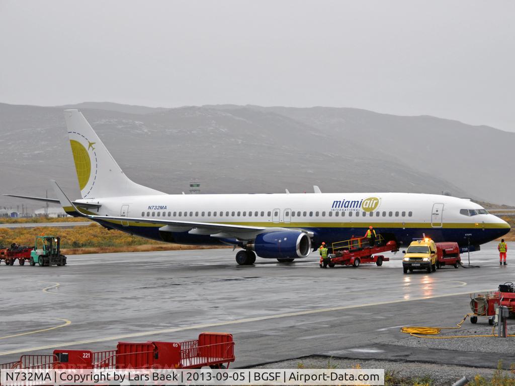 N732MA, 2001 Boeing 737-81Q C/N 30618, Parked