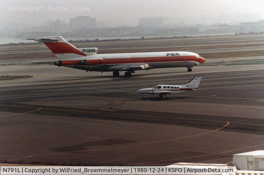 N791L, 1978 Boeing 727-2Q8 C/N 21608, From observer deck at SFO.