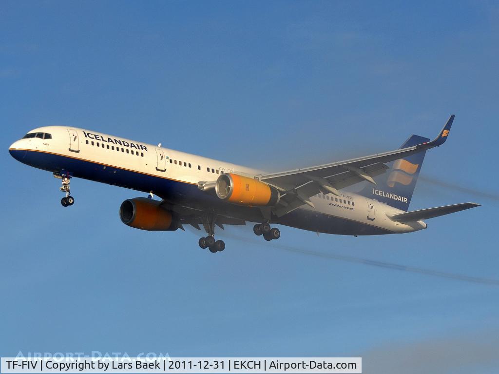 TF-FIV, 2001 Boeing 757-208 C/N 30424, RWY22L
