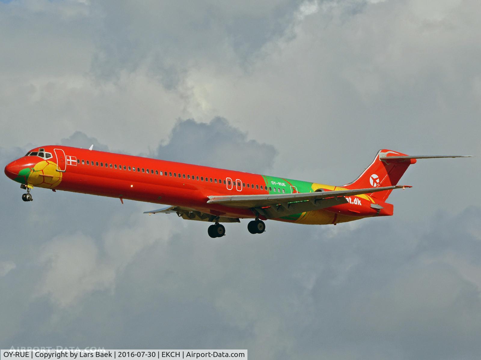 OY-RUE, 1990 McDonnell Douglas MD-83 (DC-9-83) C/N 49936, RWY22L