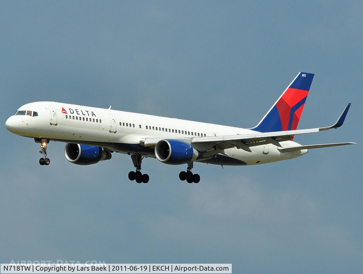 N718TW, 1999 Boeing 757-231 C/N 28486, RWY22L
