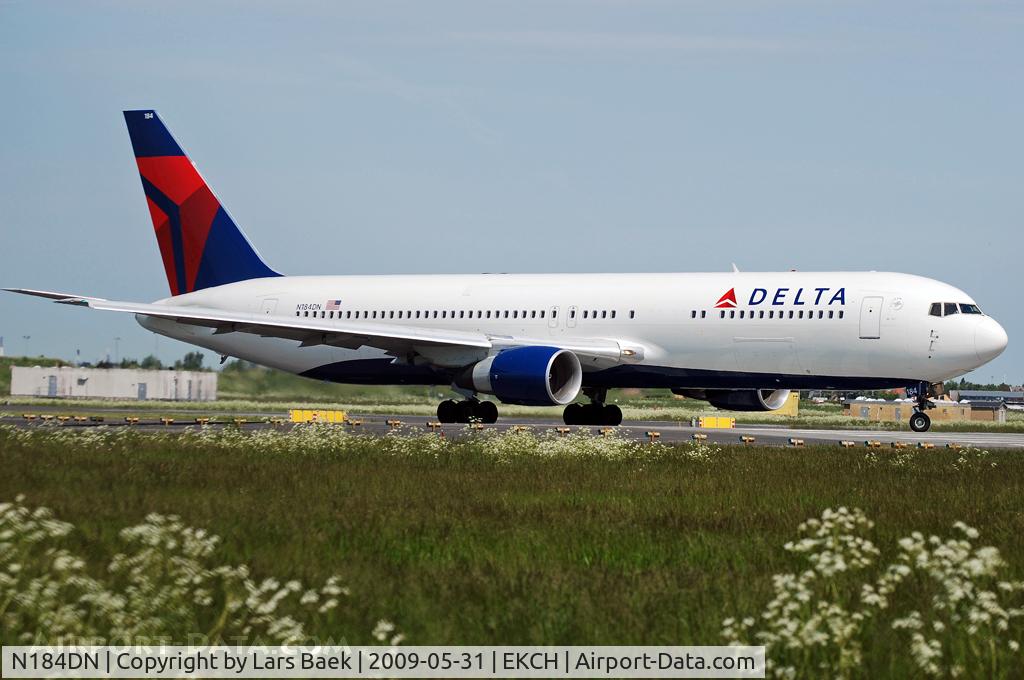 N184DN, 1993 Boeing 767-332 C/N 27111, RWY04R Clear for Take Of