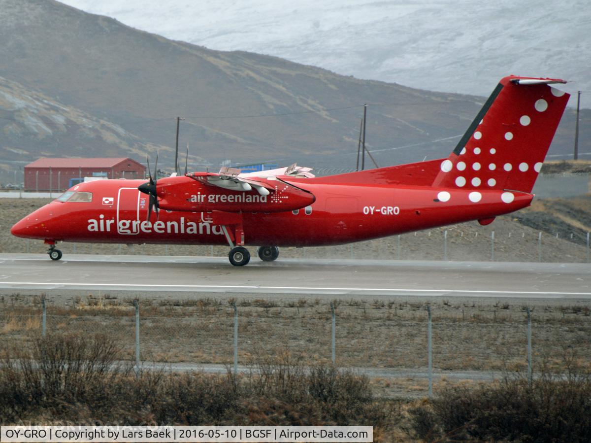 OY-GRO, 1997 De Havilland Canada DHC-8-202 Dash 8 C/N 482, Rainy weather