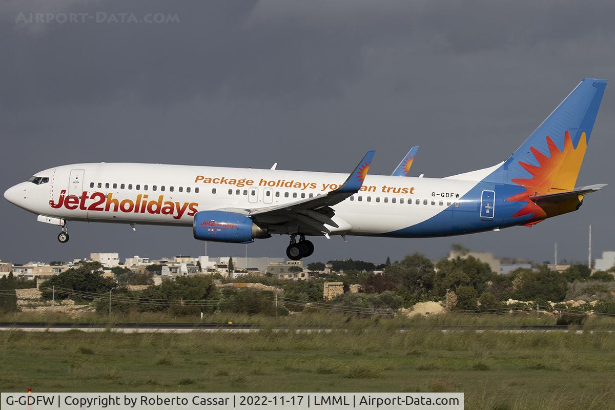 G-GDFW, 2000 Boeing 737-8K5 C/N 27986, Runway 31