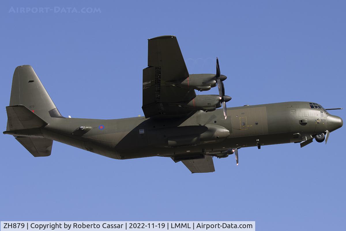 ZH879, 1998 Lockheed Martin C-130J-30 Hercules C.4 C/N 382-5463, Runway 13