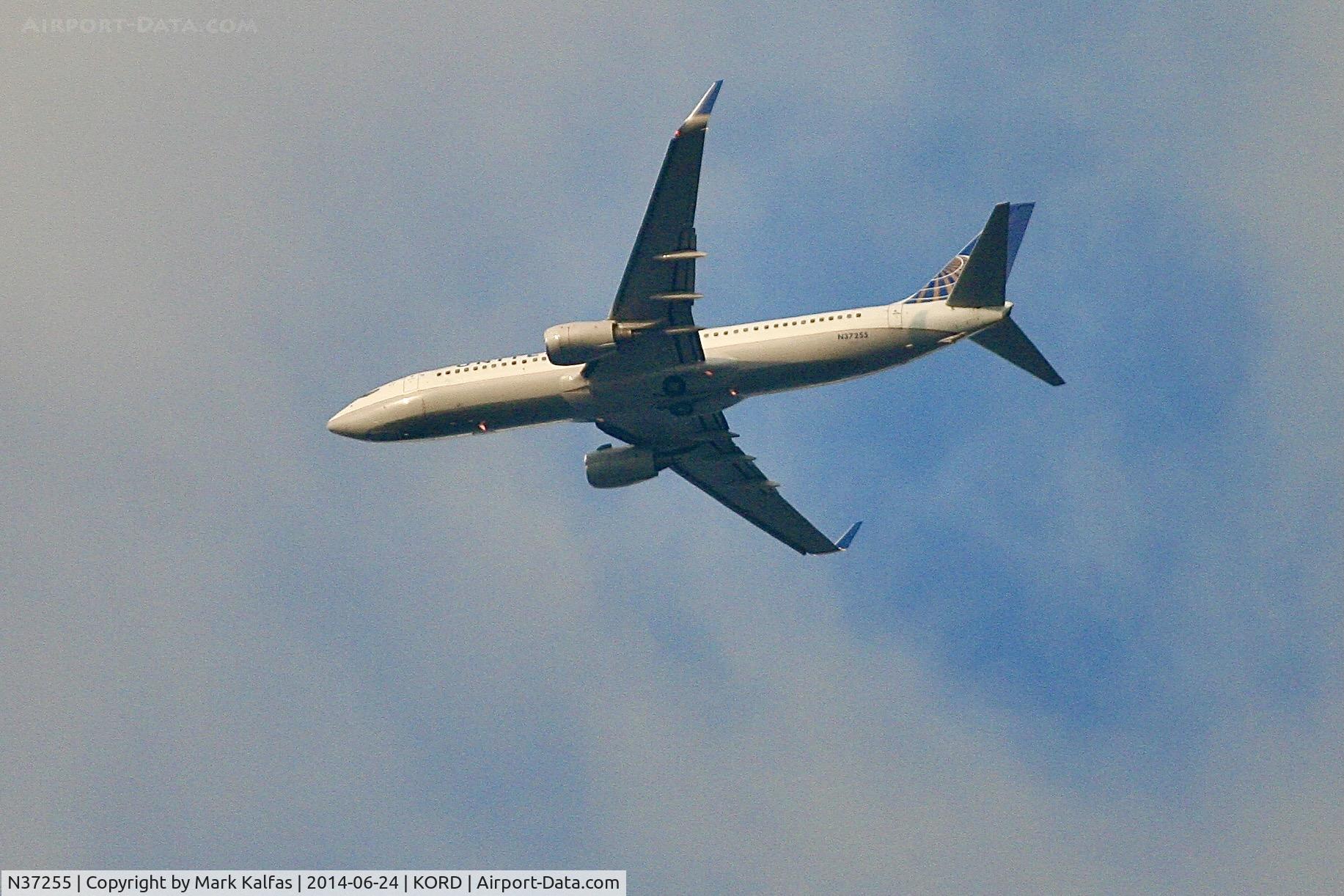 N37255, 2000 Boeing 737-824 C/N 30610, United B738, N37255 on approach to ORD