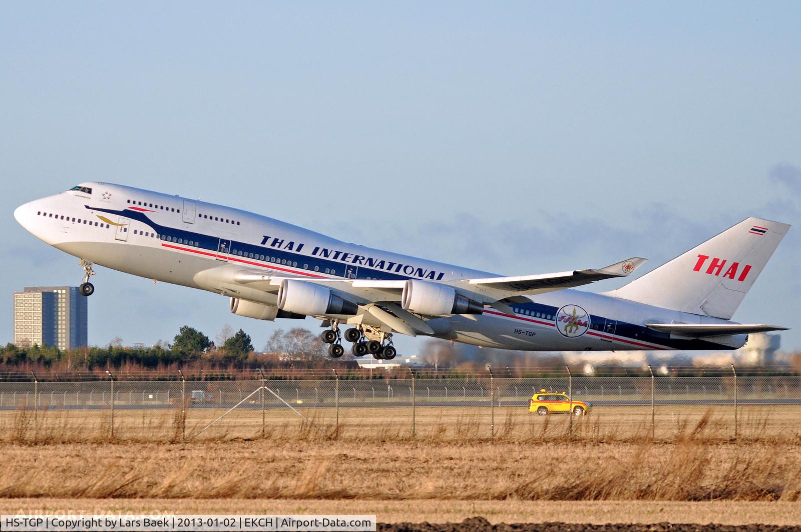 HS-TGP, 1994 Boeing 747-4D7 C/N 26610, RWY22R St. Magleby