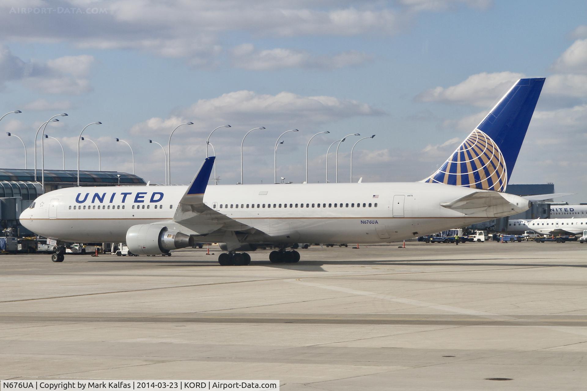 N676UA, 2001 Boeing 767-322 C/N 30028, United B763, N676UA at ORD
