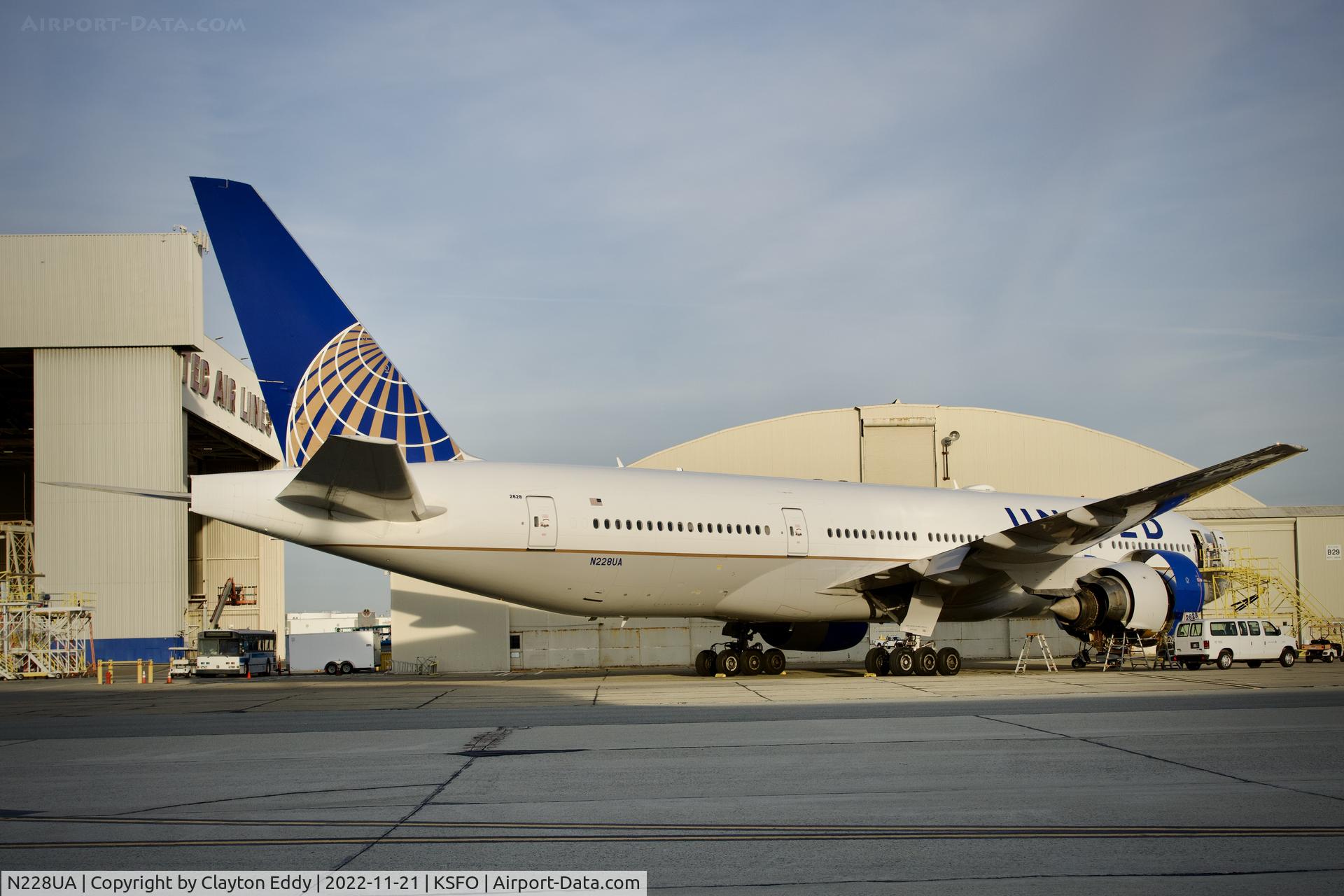 N228UA, 2002 Boeing 777-222 C/N 30556, SFO 2022.