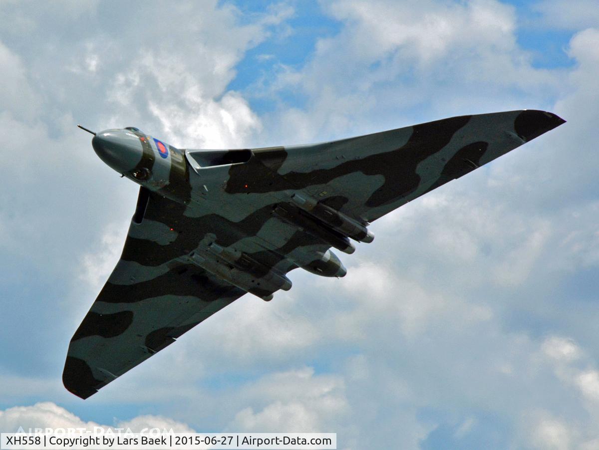 XH558, 1960 Avro Vulcan B.2 C/N Set 12, Low pass on the Coast of Scarborough
