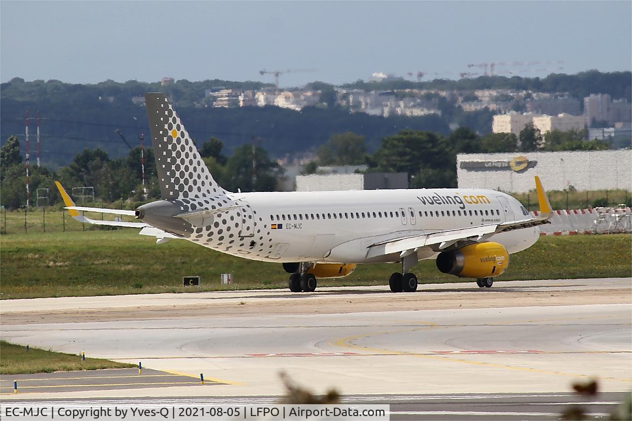 EC-MJC, 2015 Airbus A320-232 C/N 6841, Airbus A320-232, Taxiing rwy 24, Paris-Orly airport (LFPO-ORY)