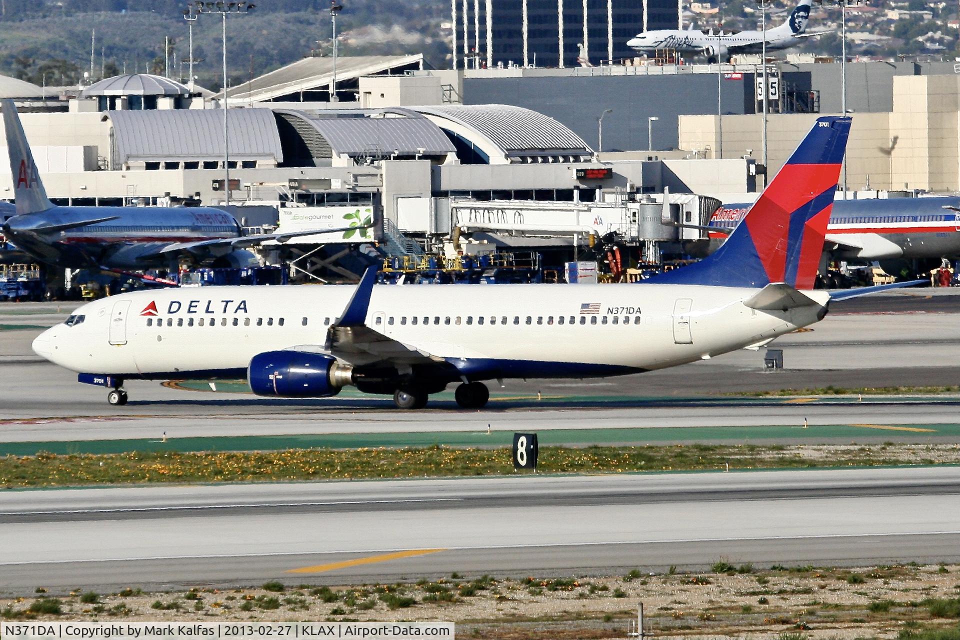N371DA, 1998 Boeing 737-832 C/N 29619, Delta B738, N371DA at LAX