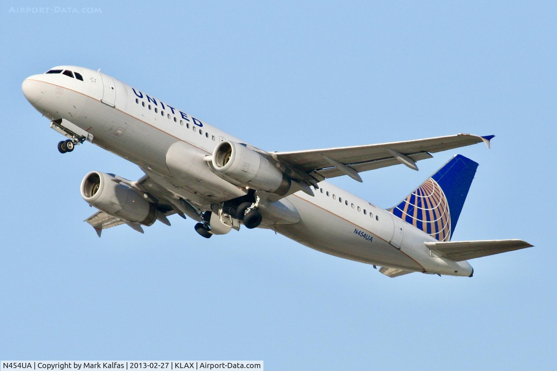 N454UA, 1999 Airbus A320-232 C/N 1104, United A320, N454UA Departing 25R LAX