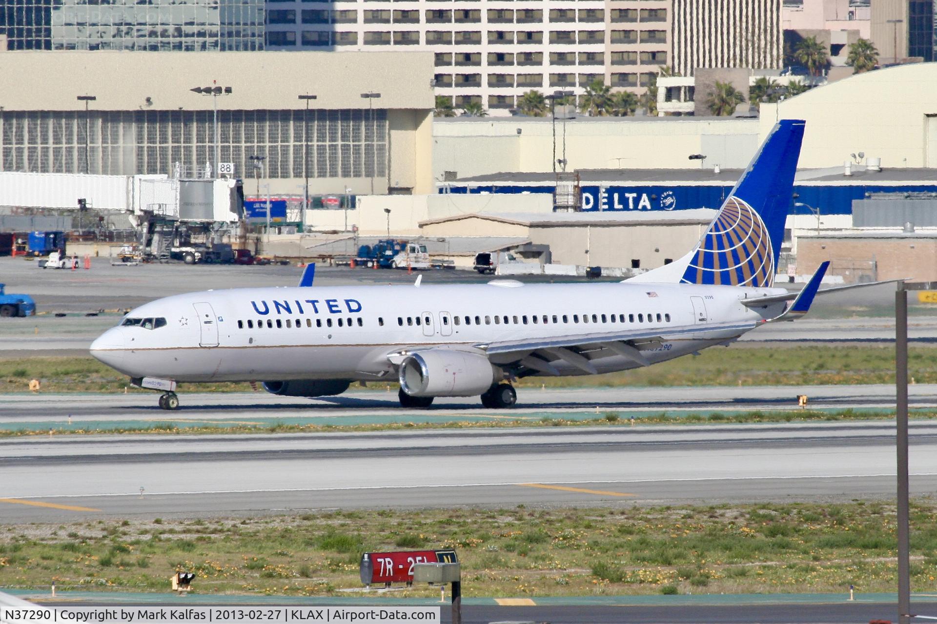 N37290, 2004 Boeing 737-824 C/N 31601, B738 United Airlines Boeing 737-824, N37290 at LAX