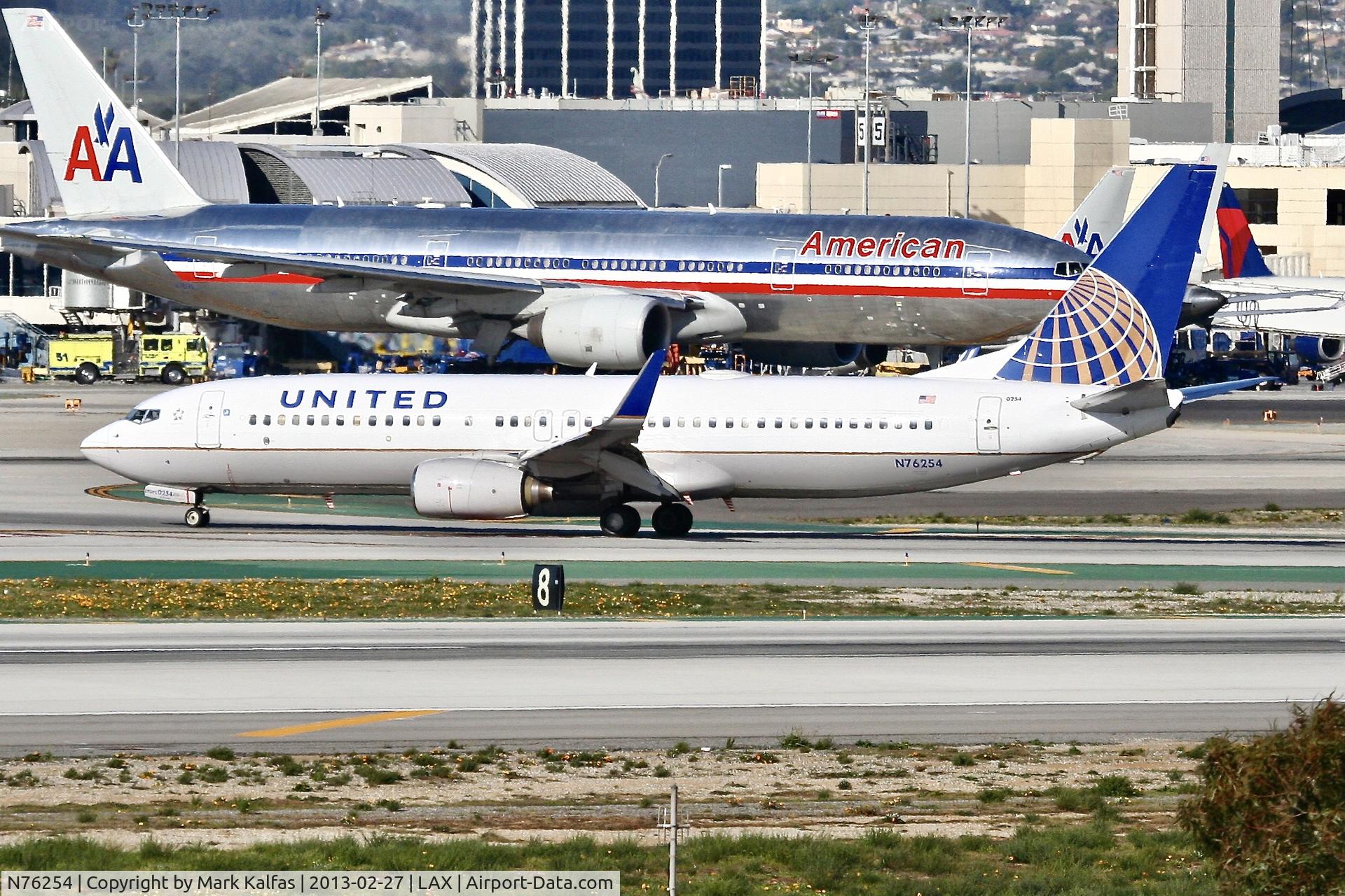N76254, 2000 Boeing 737-824 C/N 30779, United B738, N76254 at LAX