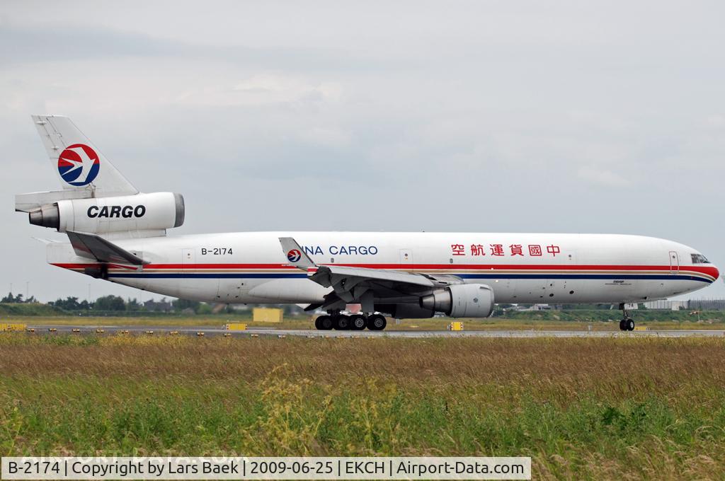 B-2174, McDonnell Douglas MD-11F C/N 48498, RWY04R