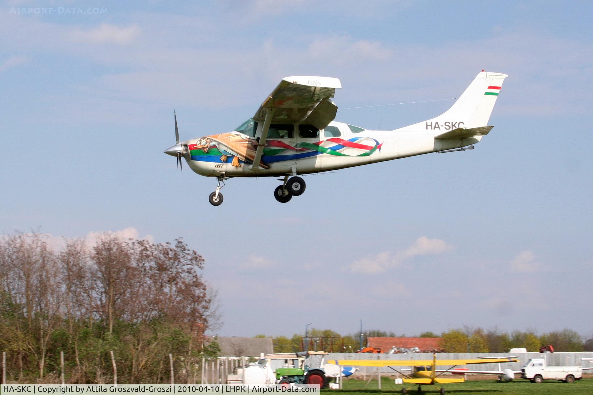 HA-SKC, Cessna P206E Super Skylane C/N P206-00618, LHPK - Papkutapuszta Airfirld, Hungary