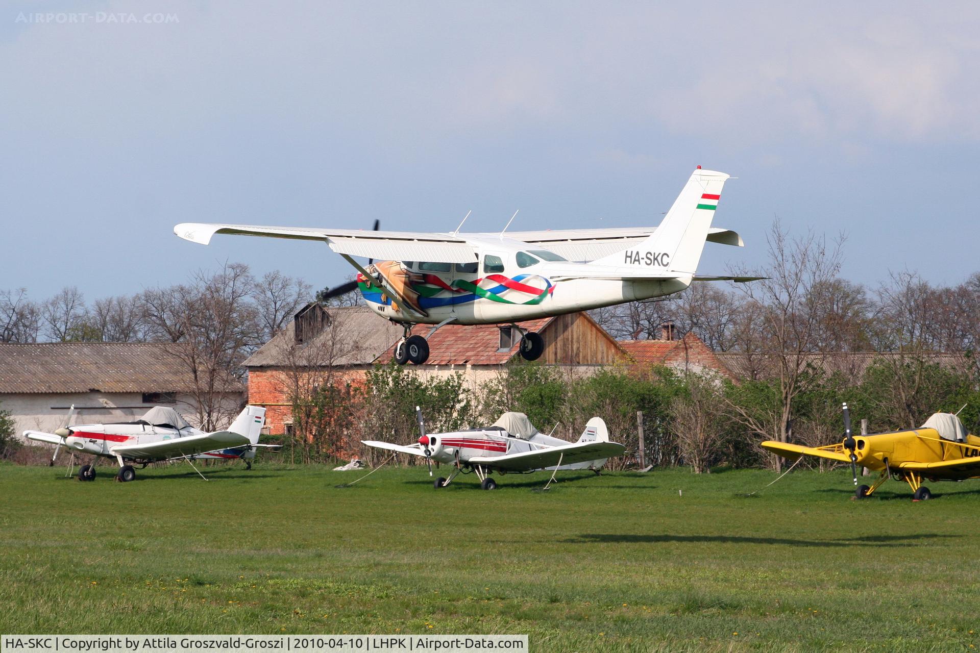 HA-SKC, Cessna P206E Super Skylane C/N P206-00618, LHPK - Papkutapuszta Airfirld, Hungary