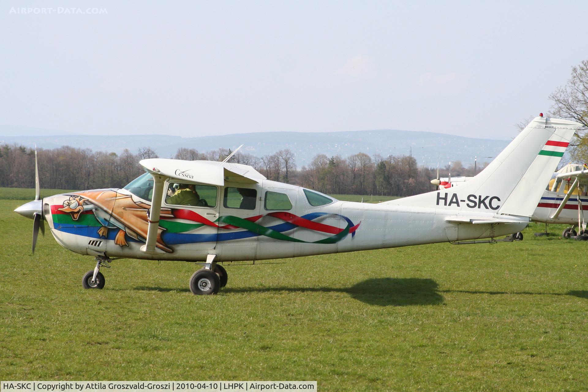 HA-SKC, Cessna P206E Super Skylane C/N P206-00618, LHPK - Papkutapuszta Airfirld, Hungary