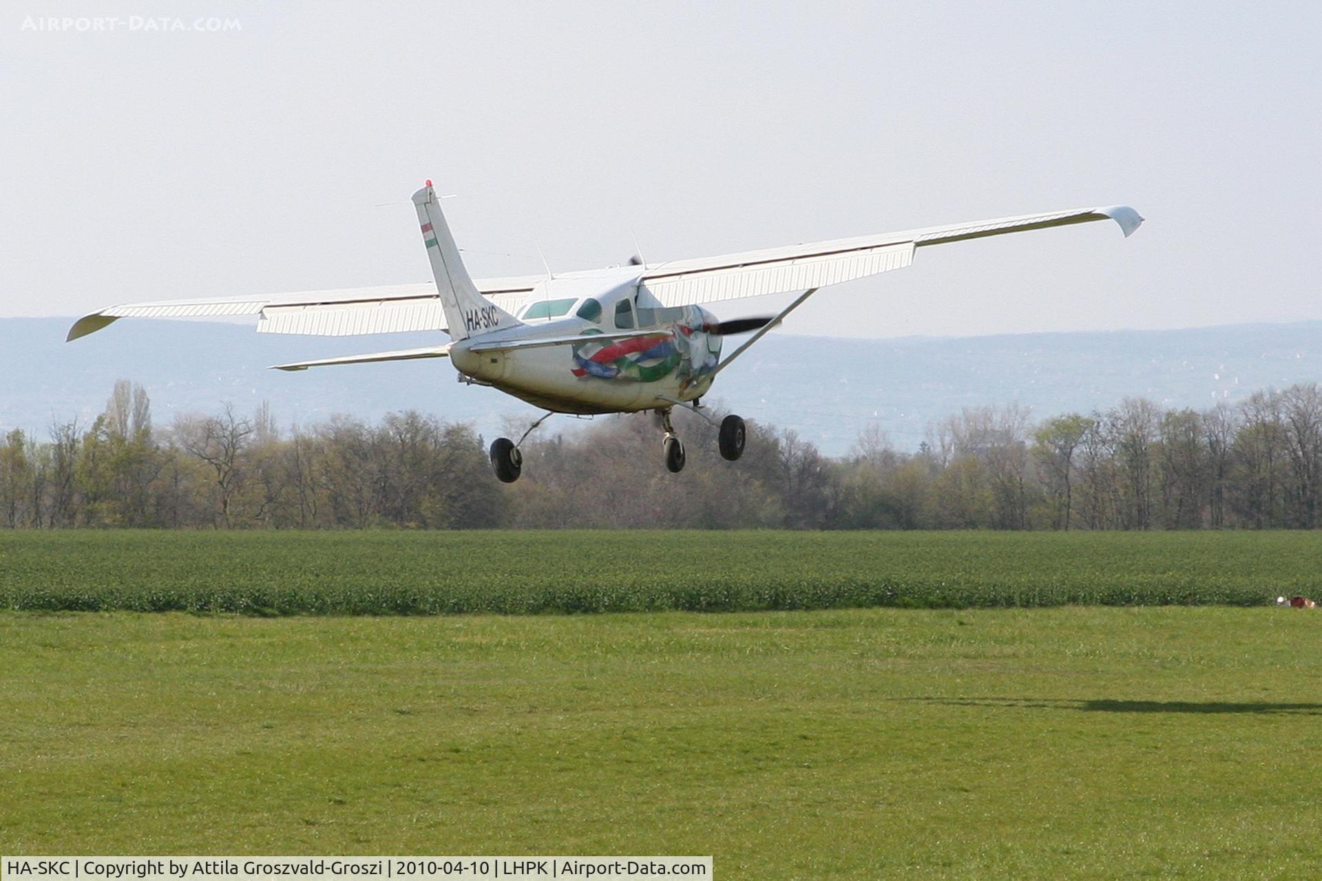 HA-SKC, Cessna P206E Super Skylane C/N P206-00618, LHPK - Papkutapuszta Airfirld, Hungary