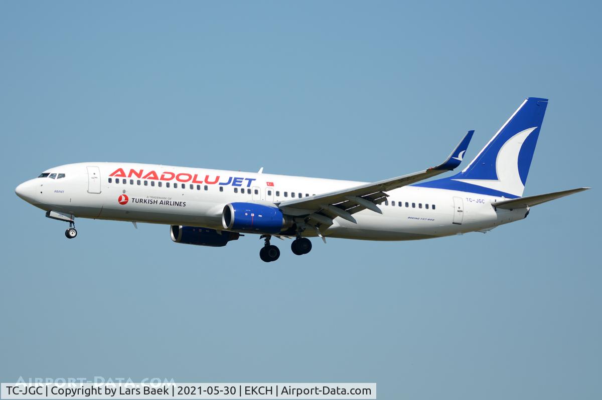 TC-JGC, 2001 Boeing 737-8F2 C/N 29787, RWY22L