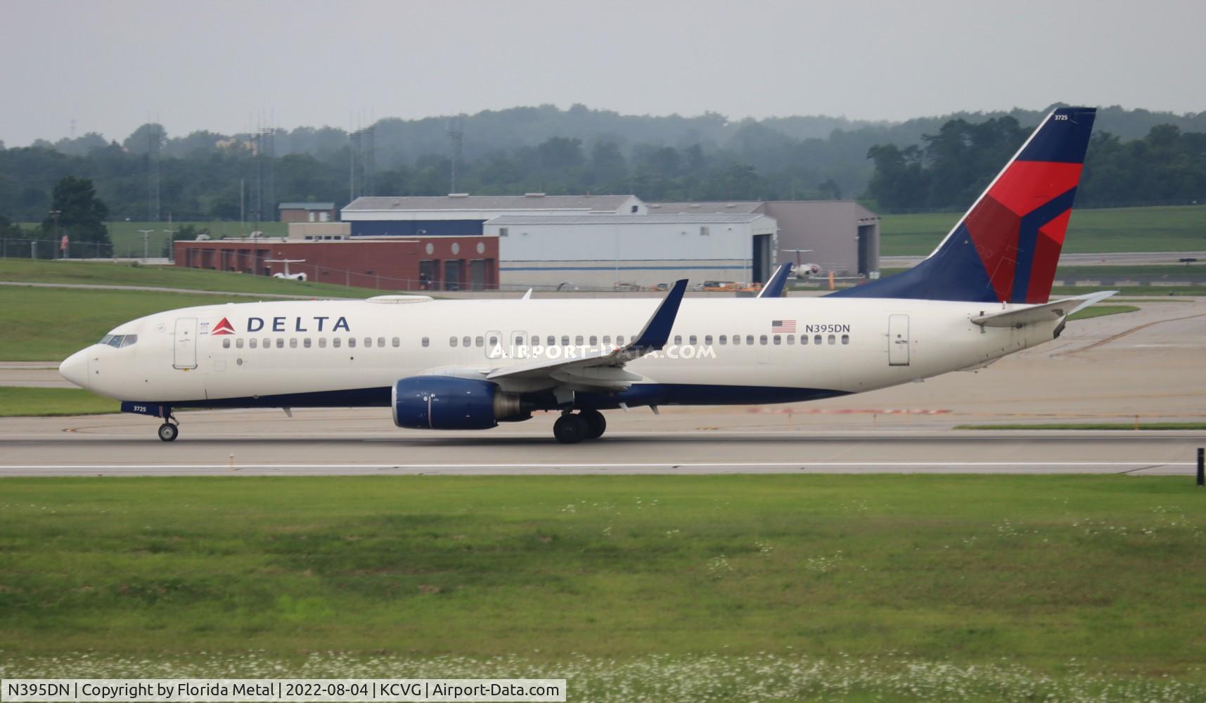 N395DN, 2000 Boeing 737-832 C/N 30773, CVG 2022