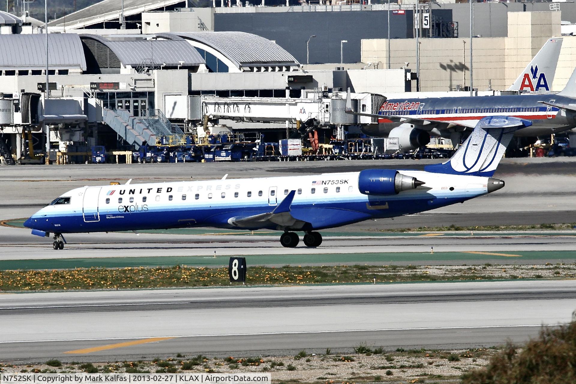 N752SK, 2005 Bombardier CRJ-701ER (CL-600-2C10) Regional Jet C/N 10209, SkyWest CRJ7, N752SK at LAX