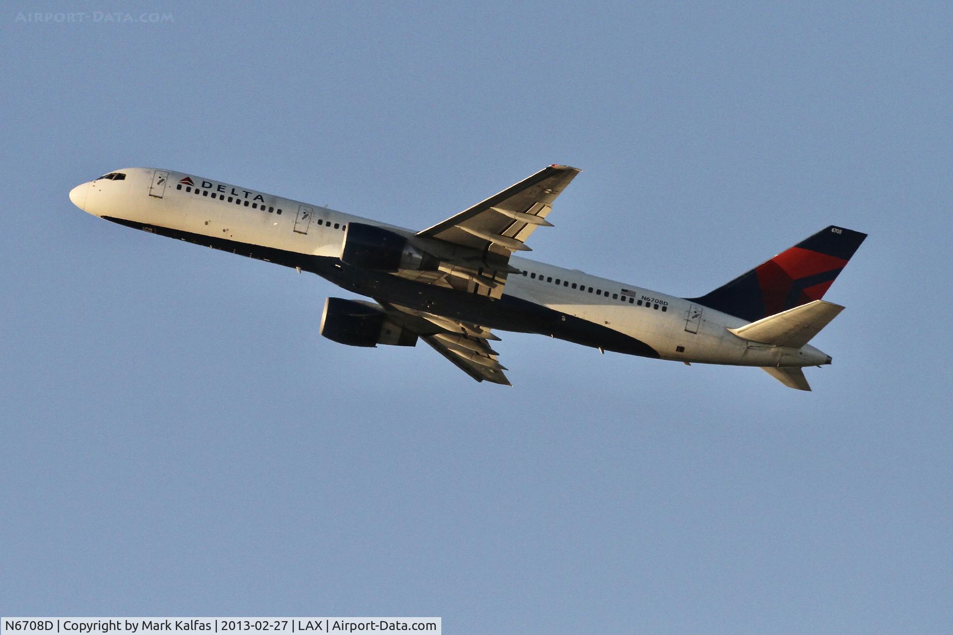 N6708D, 2000 Boeing 757-232 C/N 30480, Delta B752, N6708D Departing 25R KLAX