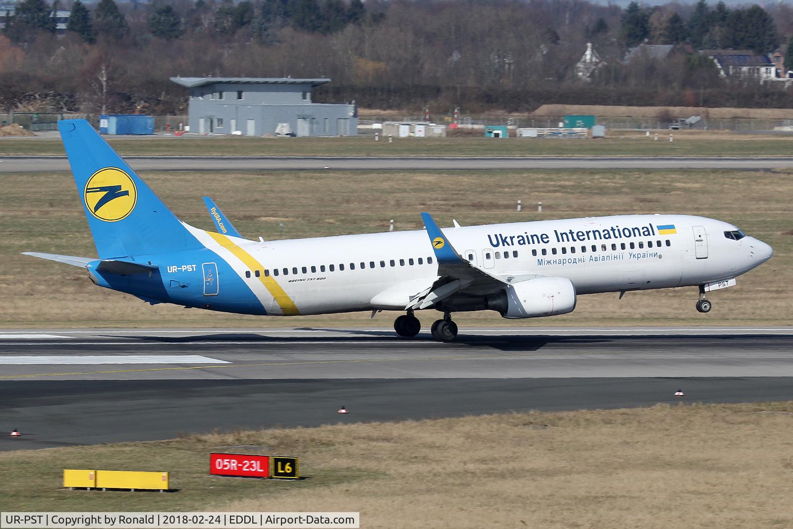 UR-PST, 2009 Boeing 737-8AS C/N 37534, at dus