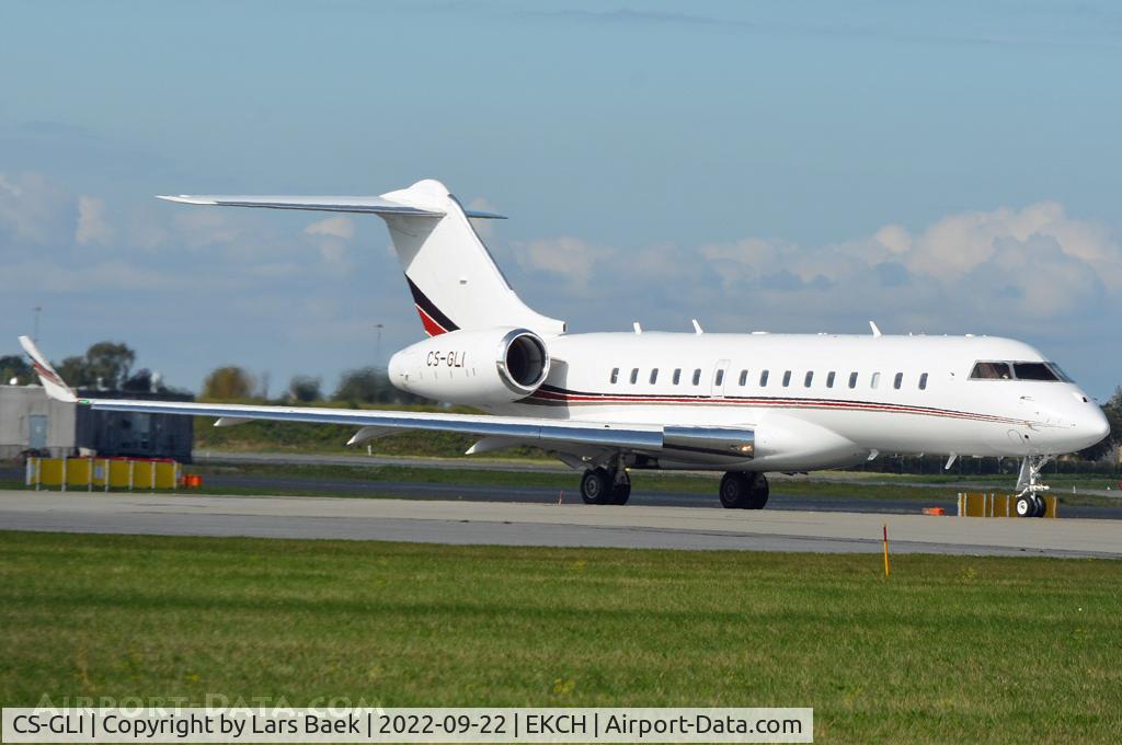 CS-GLI, 2019 Bombardier BD-700-1A10 Global 6500 C/N 60005, RWY04R for depart