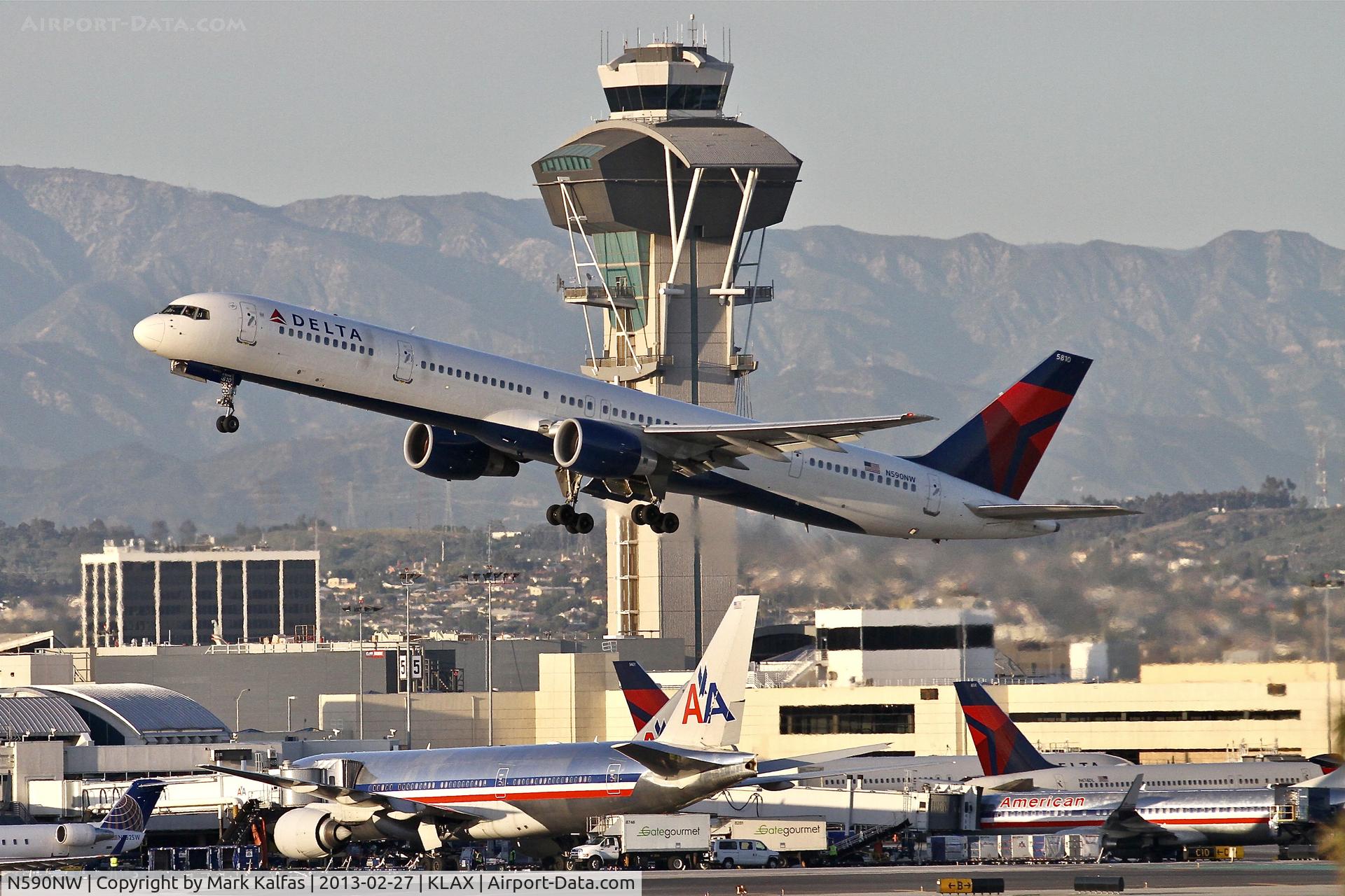 N590NW, 2003 Boeing 757-351 C/N 32990, Delta B753, N590NW departing 25R LAX