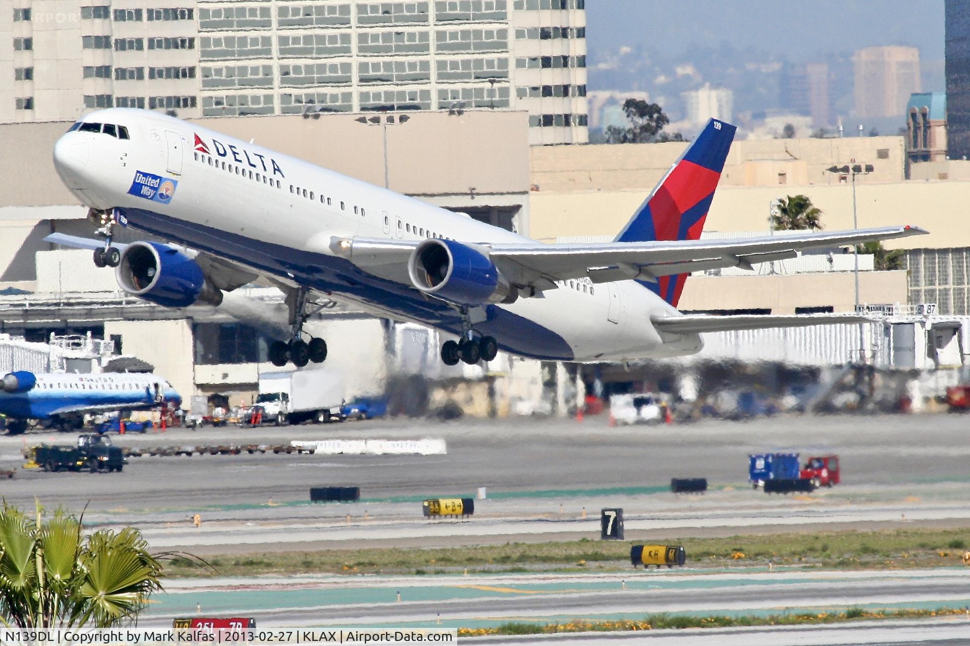 N139DL, 1992 Boeing 767-332 C/N 25984, Delta B763, N139DL departing 25R KLAX