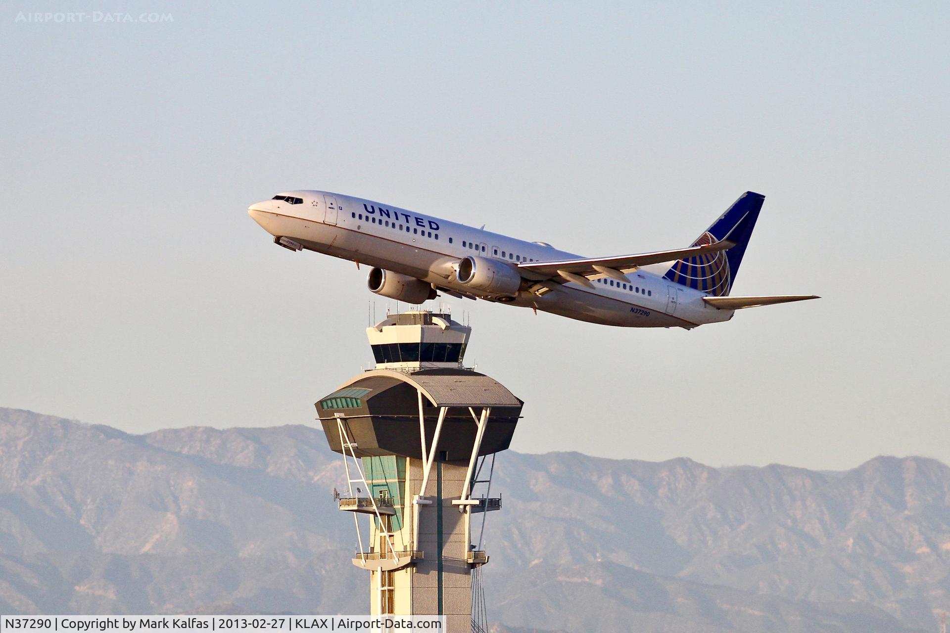 N37290, 2004 Boeing 737-824 C/N 31601, B738 United Airlines Boeing 737-824, N37290 departing 25R LAX