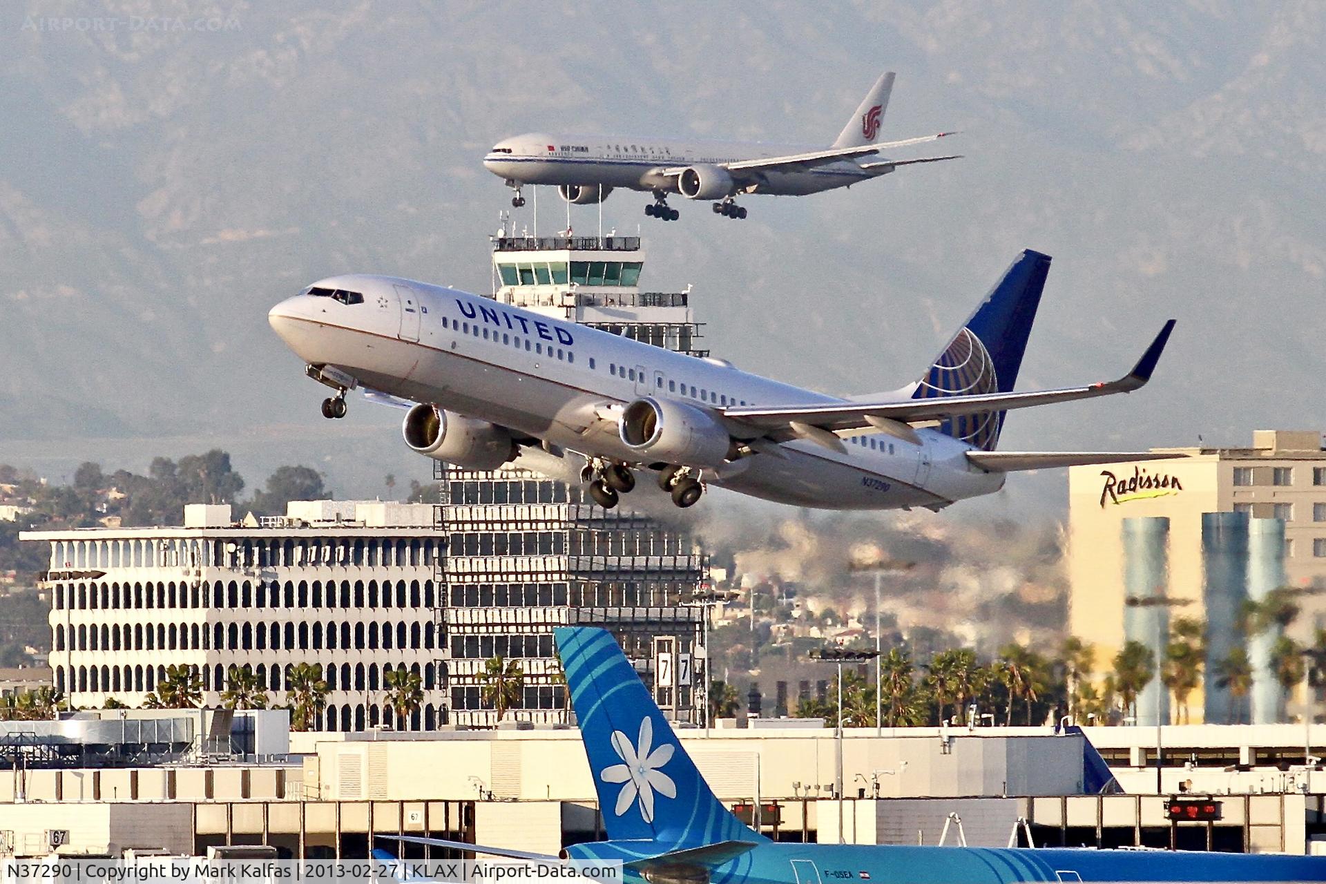 N37290, 2004 Boeing 737-824 C/N 31601, B738 United Airlines Boeing 737-824 , N37290 departing 25R LAX