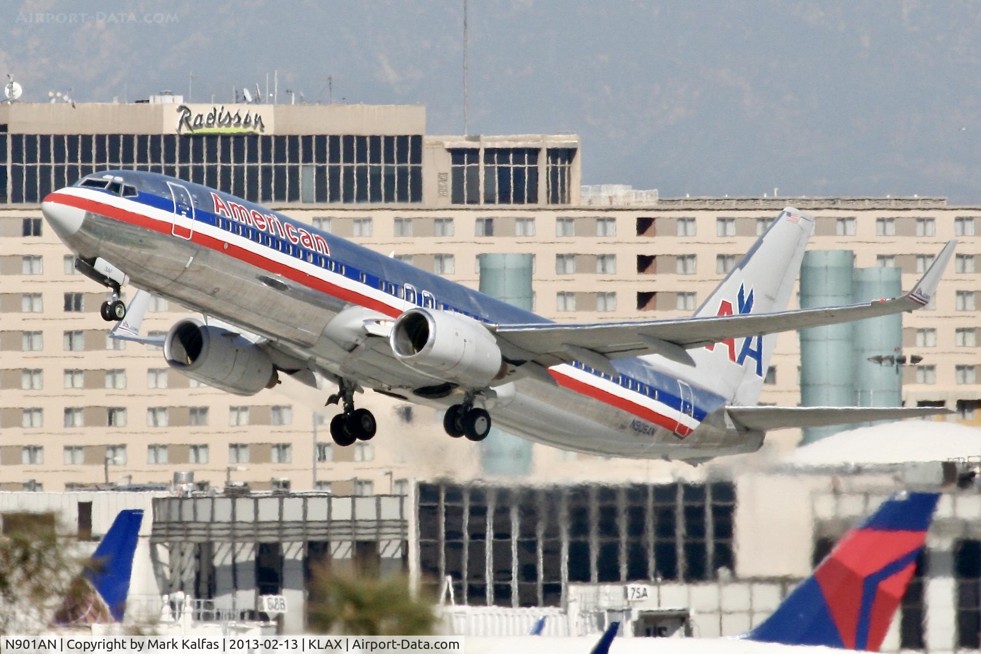 N901AN, 1999 Boeing 737-823 C/N 29503, American B738, N906AN departing 25R LAX