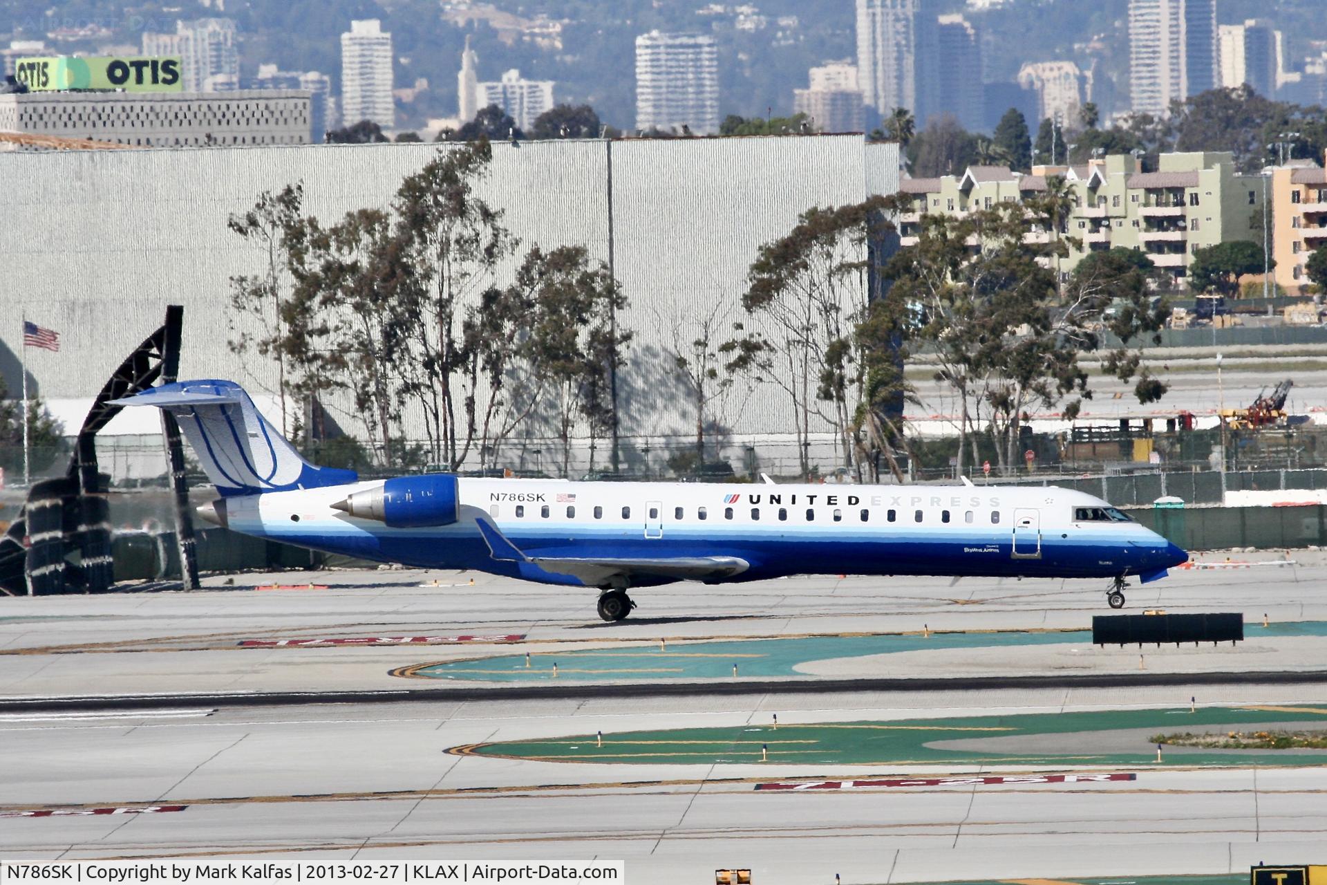 N786SK, 2009 Bombardier CRJ-700 (CL-600-2C10) Regional Jet C/N 10286, SkyWest CRJ7, N786SK at LAX