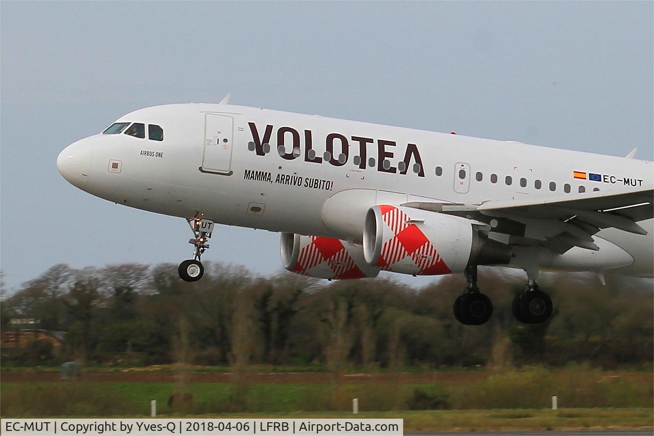 EC-MUT, 2004 Airbus A319-111 C/N 2240, Airbus A319-111, On final rwy 25L, Brest-Bretagne Airport (LFRB-BES)
