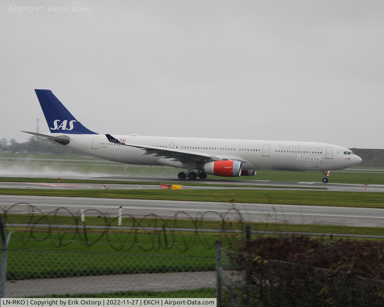LN-RKO, 2003 Airbus A330-343X C/N 515, LN-RKO taking off rw 22R